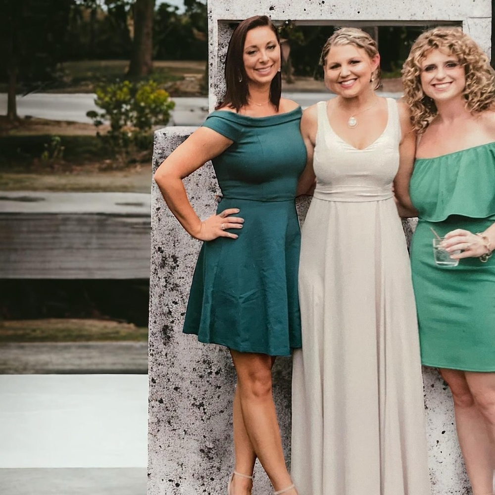 Lulu’s medium green dress.